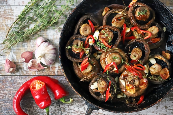 large champignons baked with chili pepper and spices - Икра из шампиньонов