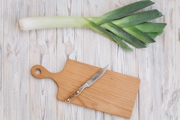 leek onion on the wooden table top view and flat lay - Монастырская кухня: тёплый салат из зелёной фасоли и каша-мешанка