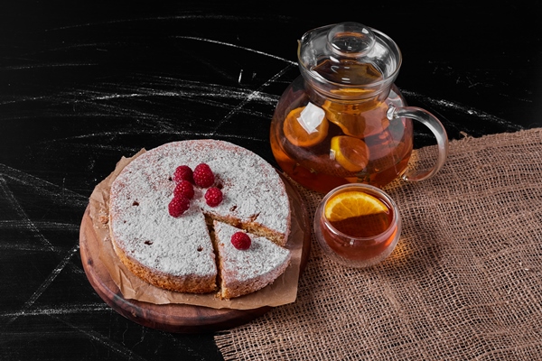 lemon pie with berries on wooden platter 1 - Монастырская кухня: чечевица со свёклой, постный лимонный бисквит