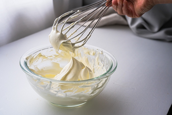 making meringue - Сметана, взбитая с сахаром