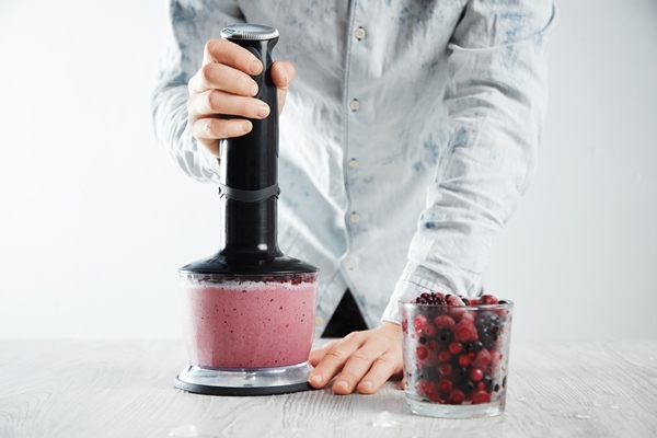 man blends frozen berries - Монастырская кухня: манный мусс с клюквой и расстегаи
