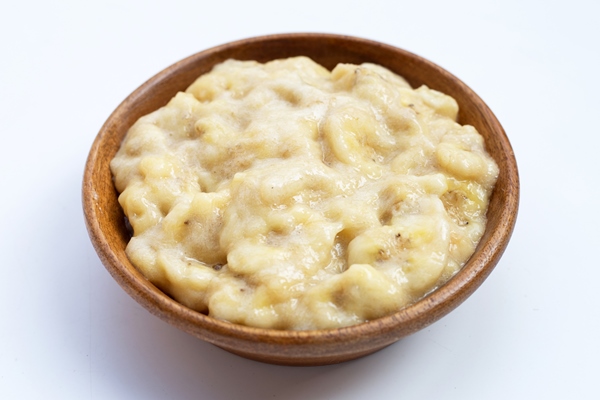 mashed bananas in wooden bowl on white background - Монастырская кухня: фасолевый суп с орехами, банановый рулет