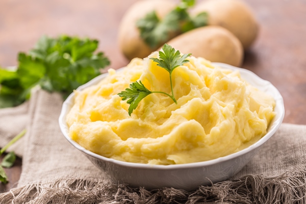 mashed potatoes in bowl decorated with parsley herbs - Монастырская кухня: кабачки с тофу, картофельные вареники с грибами, кукуруза с мёдом