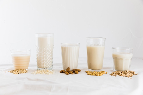 milk in different types of glasses and cereals 1 - Каша на завтрак без варки