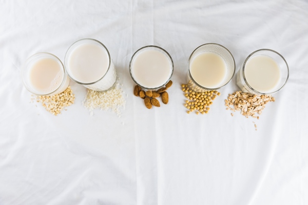 milk in different types of glasses and cereals - Пряная гречка без варки