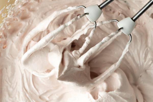 mixer and delicious pink cream - Сливочный крем
