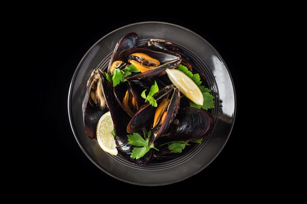 mussels in wine with parsley and lemon seafood - Монастырская кухня: мидии в белом вине, салат из авокадо со спаржей и креветками