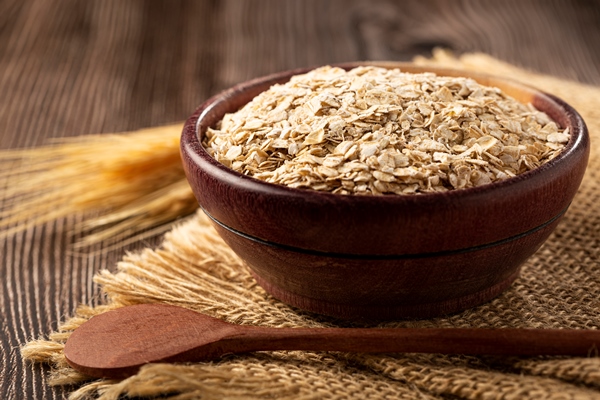 oat flakes in wooden bowl - Овсяный квас и закваска (видео)