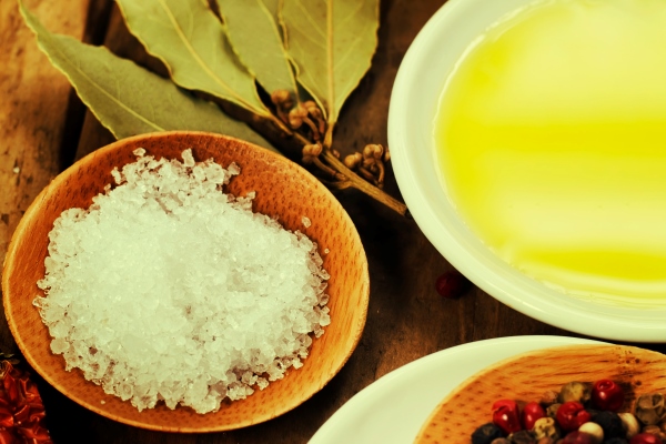 olive oil and spices - Монастырская кухня: рисовая каша с малиной, пирожное с черносливом