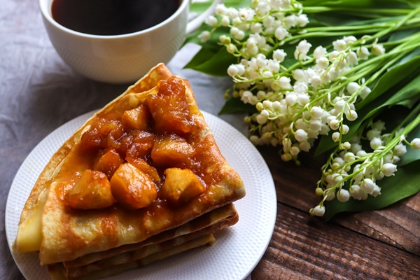 pancakes with caramelized apples and coffee on a wooden background with a lily of the valley - Монастырская кухня: рассольник, постные блинчики с яблоками