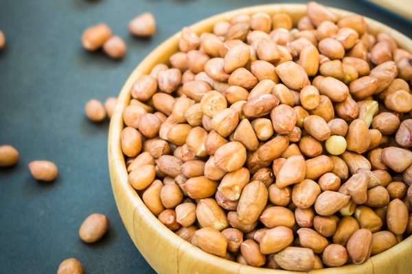 peanuts in wooden bowl - Ореховое пралине