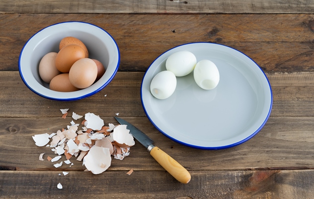 peeled boiled eggs on a white plate wooden surface copy space egg shell - Блинчики с крабовыми палочками