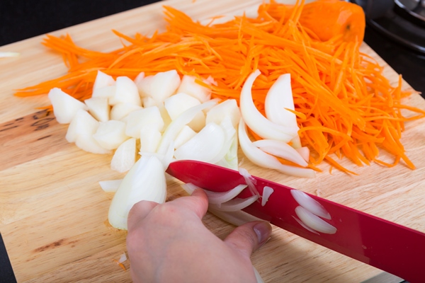 person cutting onions - Монастырская кухня: ржаные пирожки с горохом, постный рассольник