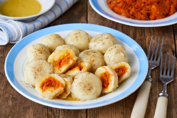 potato dumplings stuffed with carrots on a plate - Монастырская кухня: овощи в кляре, морковные клёцки