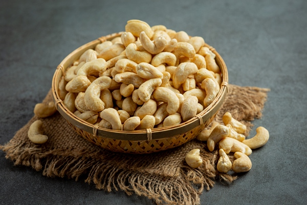 raw cashews nuts in bowl on dark background 1 - Ореховая паста из кешью