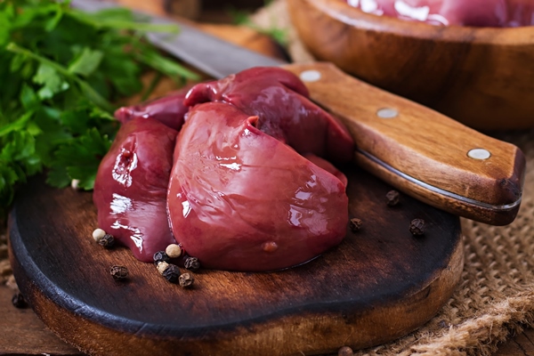 raw chicken liver for cooking with onions and peppers - Печень в сметане
