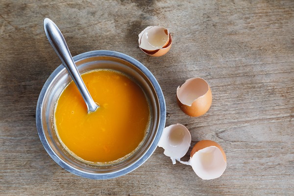 raw eggs stirred in a bowl for cooking - Блинчики из шпината с начинкой