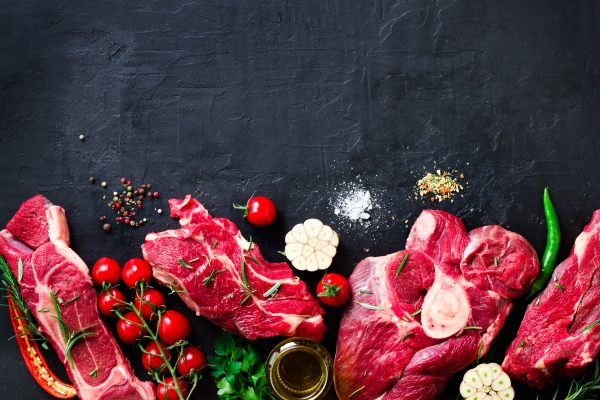raw fresh meat steak with cherry tomatoes hot pepper garlic oil and herbs - Правила приготовления блюд из рубленого мяса