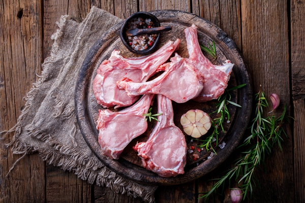 raw fresh meat veal rib steak on bone - Отбивные котлеты на косточке