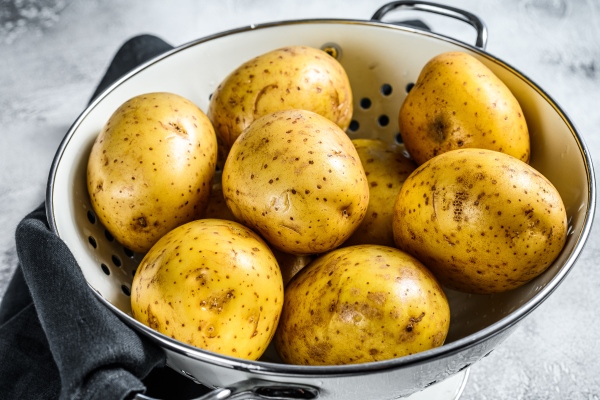 raw washed potatoes in a colander - Обед по-монастырски на среду Великого поста