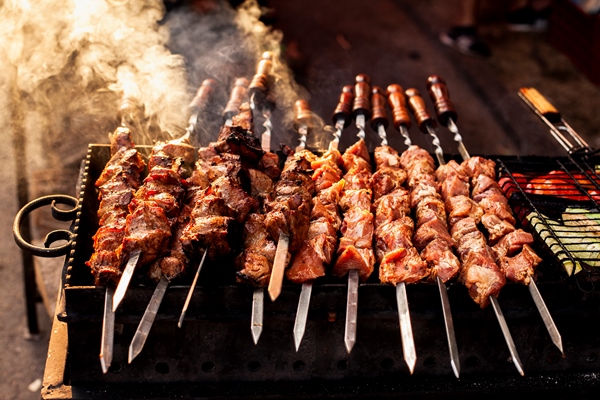 ready to eat skewers of meat front view - Шашлыки