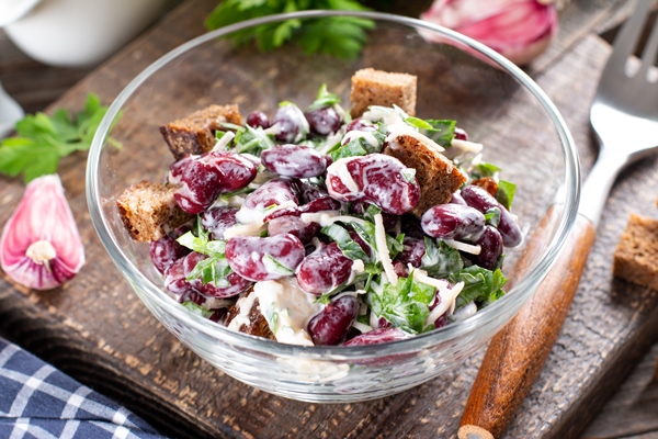 red bean salad with croutons on the plate healthy food diet - Монастырская кухня: суп-пюре морковно-тыквенный, овощи-гриль, салат из красной фасоли с грибами и сухарями