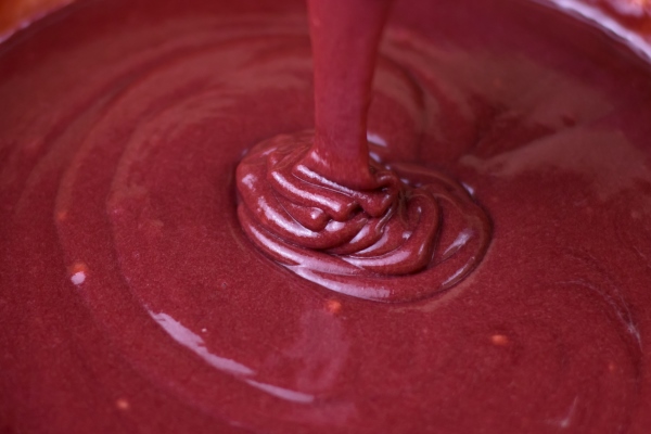 red velvet dough dripping from a spoon 1 - Монастырская кухня: похлёбка с фасолью и рисом, свекольный кекс