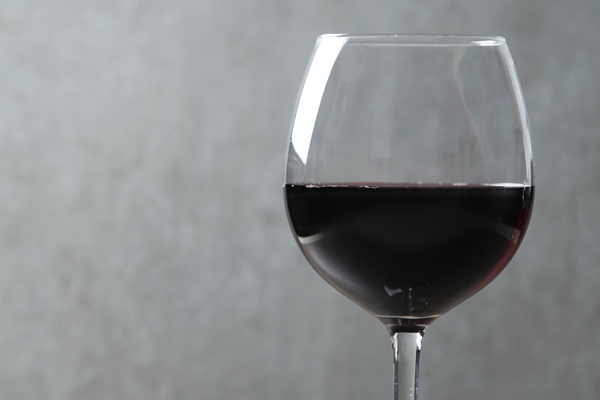 red wine in glass - Почки с грибами в винном соусе
