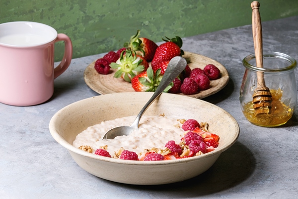 rice porrige with berries - Монастырская кухня: рисовая каша с малиной, пирожное с черносливом