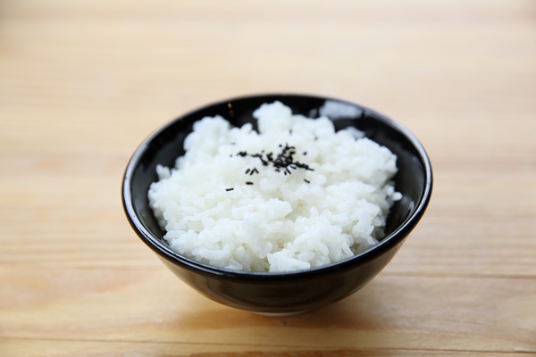 rice with wood background 1 - Монастырская кухня: рисовые котлеты с грибным соусом, овсяное печенье