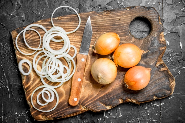 rings of onions on a cutting board with a knife - Печень жареная