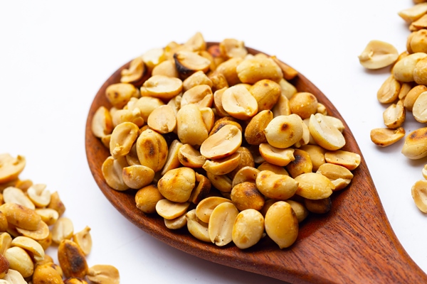 roasted peanuts on white background - Применение арахисовой пасты