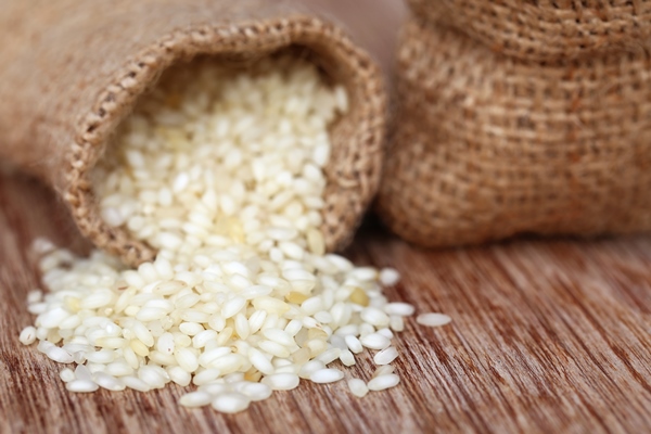 sack with scattered rice on wooden surface - Монастырская кухня: рис с чечевицей, яблочный мусс