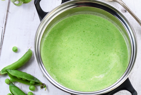 saucepan of freshly cooked soup of mashed green peas and cream on the table - Монастырская кухня: мидии в белом вине, салат из авокадо со спаржей и креветками