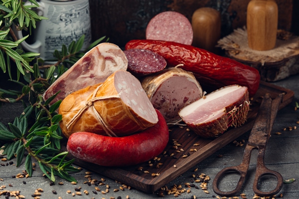 sausage assortment salami pepperoni ham on wooden board - Мясная солянка