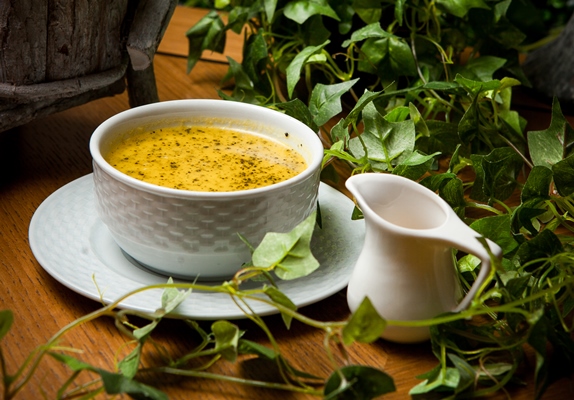 side view lentil soup with vinegar and grape branch in deep plate - Монастырская кухня: чечевичный суп, хлопья в яблоках
