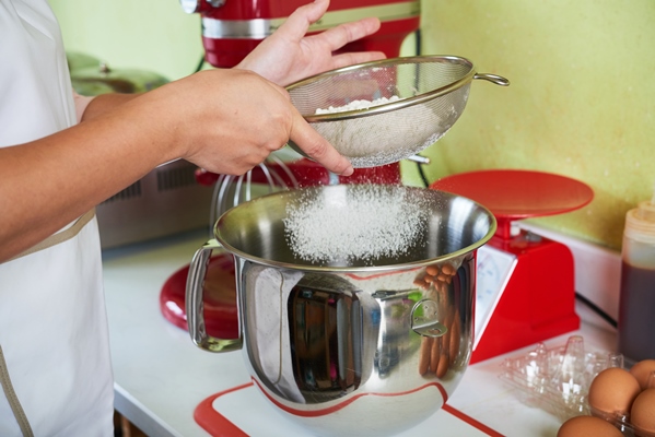 sifting flour - Блинцы на йогурте