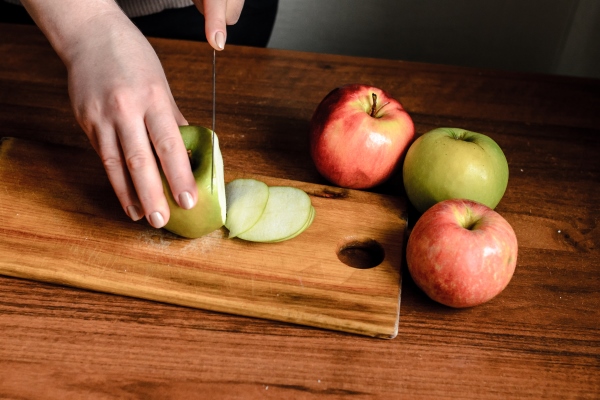 sliced apples on a wooden board - Монастырская кухня: оладьи из картофеля, жареные яблоки и сорбет