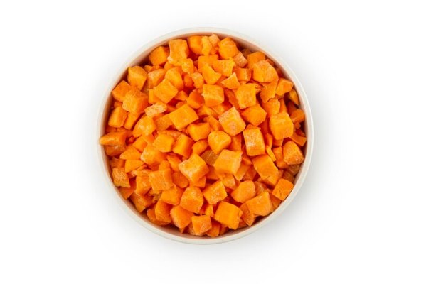 sliced carrots isolated on white background 434193 7397 - Монастырская кухня: суп "Святогорский", печенье курабье