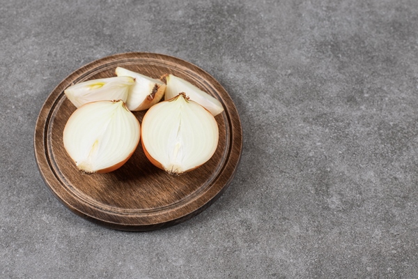 sliced onions closeup photo - Монастырская кухня: галушки по-охотничьи, лимонное печенье
