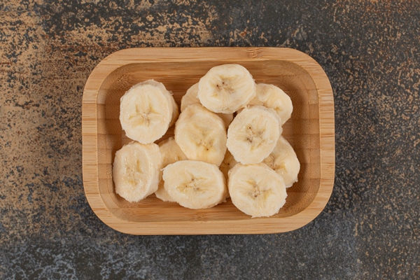 sliced peeled bananas on wooden plate - Блинчики с бананом и шоколадом