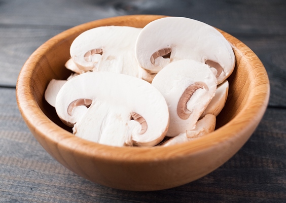 sliced raw white champignons preparing for cooking - Грибы маринованные без варки