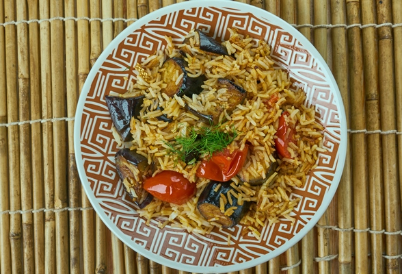 solta pilavi turkish pilaf with eggplant close up - Монастырская кухня: рис с баклажанами, ревани