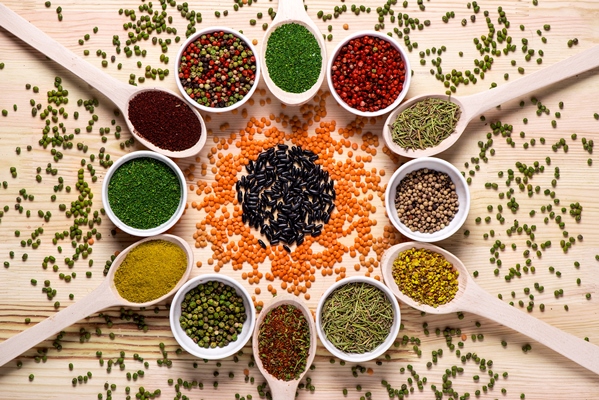 spices in spoons on wooden table - Монастырская кухня: печенье на томатном соке, овсяный суп с цветной капустой