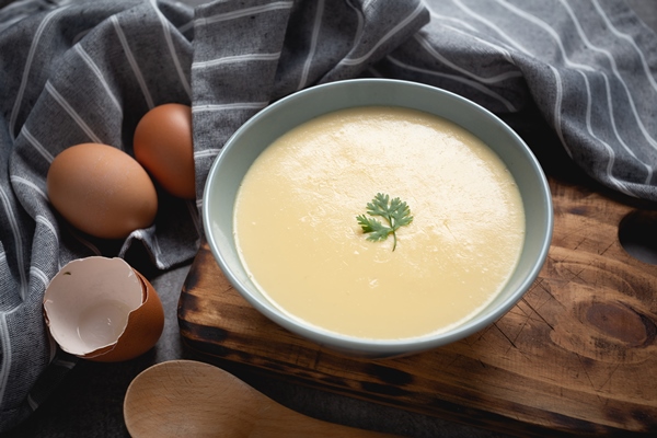 steamed egg on cement - Соус с яйцом