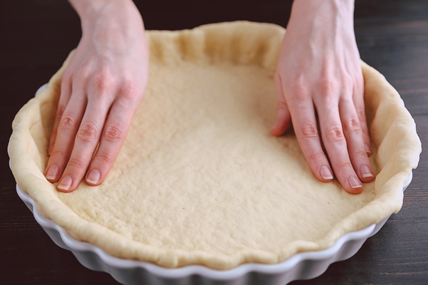 step by step production of strawberry pie - Сладкий дрожжевой пирог с ягодами