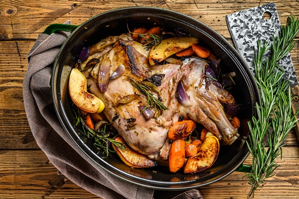 stewed whole lamb shoulder in a baking dish - Виды кулинарной обработки мяса в домашних условиях