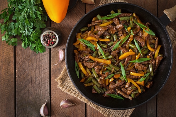 stir frying beef with sweet peppers and green beans 1 - Баранина с зелёной фасолью