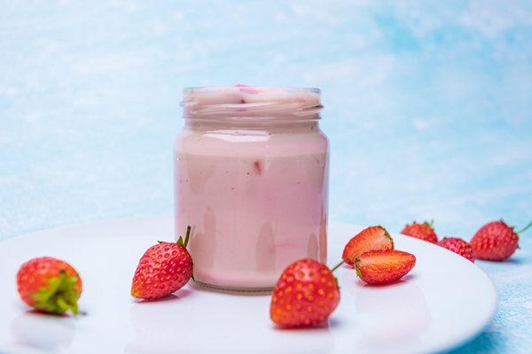 strawberry yogurt on white plate with strawberries - Блинцы на йогурте