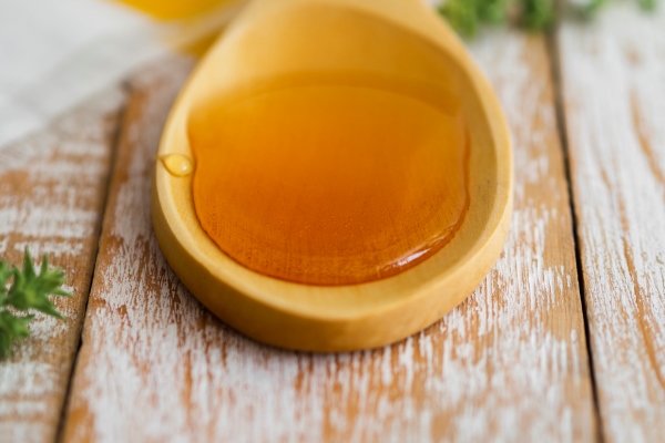 sweet honey on spoon close up - Монастырская кухня: овсянка с горошком, томатный суп с фасолью
